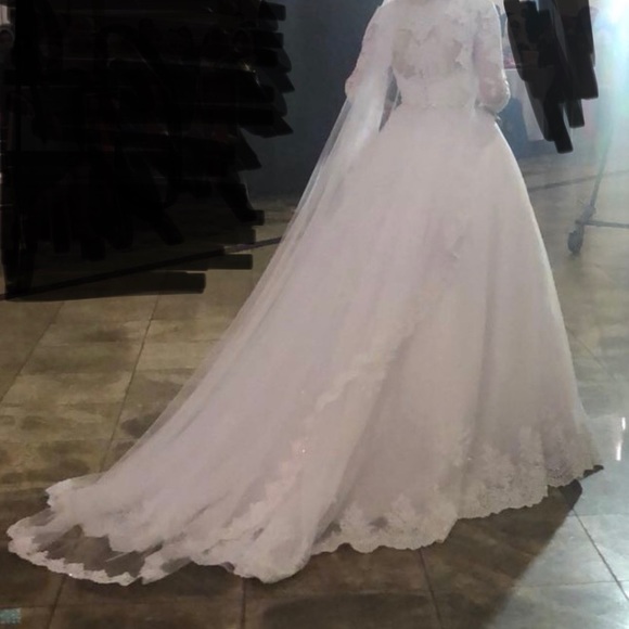 Wedding dress. - Picture 2 of 8